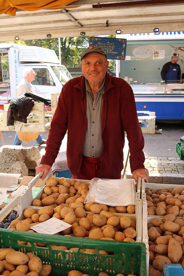 Harry Besch aus Villingen steht seit 40 Jahren auf dem Wochenmarkt.
