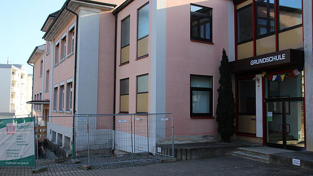 Derzeit wird das rosafarbene Gebäude zwei der Grundschule in der Tuttlinger Straße grunderneuert. Die Sanierung der Bildungseinrichtung ...