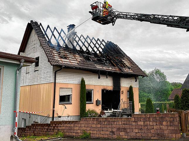 Bis gegen 8.30 Uhr dauerten die Löscharbeiten der Feuerwehrabteilungen aus Engen, Bargen und Anselfingen.