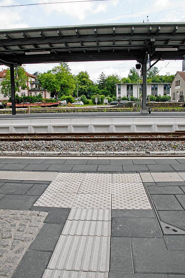 Dieses Leitsystem auf dem Boden ermöglicht nun auch blinden Menschen eine sichere Orientierung am Villinger Bahnhof.