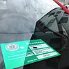 Ein grüner Anwohnerparkausweis liegt hinter der Windschutzscheibe eines  geparkten Autos in der Amthausstraße in Waldshut.
