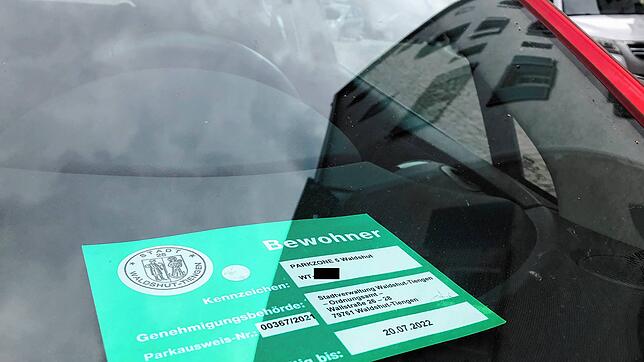 Ein grüner Anwohnerparkausweis liegt hinter der Windschutzscheibe eines  geparkten Autos in der Amthausstraße in Waldshut.