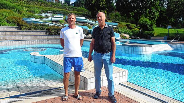 Seit Jahrzehnten als Schwimmmeister im Albbrucker Freibad: Sebastian Gleichauf (links) und sein Vater Dieter Gleichauf.