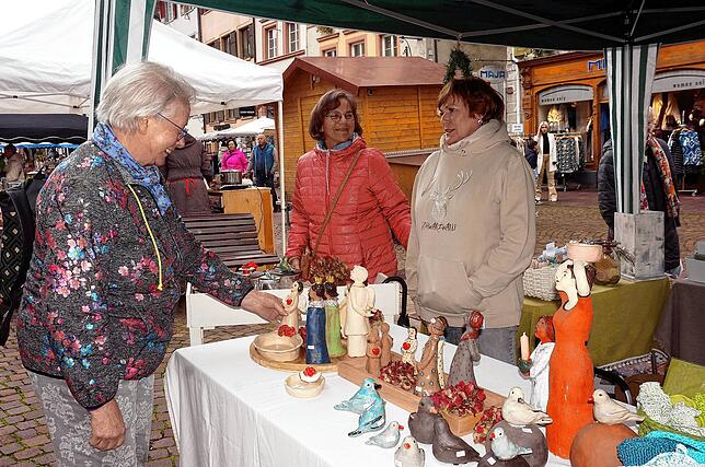 Schönes und Dekoratives: Beim Herbstmarkt gibt es Handgemachtes, Anita Wilke aus Tiengen (von links) und Monika Bucher aus Waldshut ...