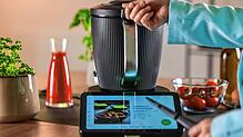 Eine Frau bedient den neuen Thermomix TM7. Vorwerk bringt das Gerät im Frühjahr auf den Markt.