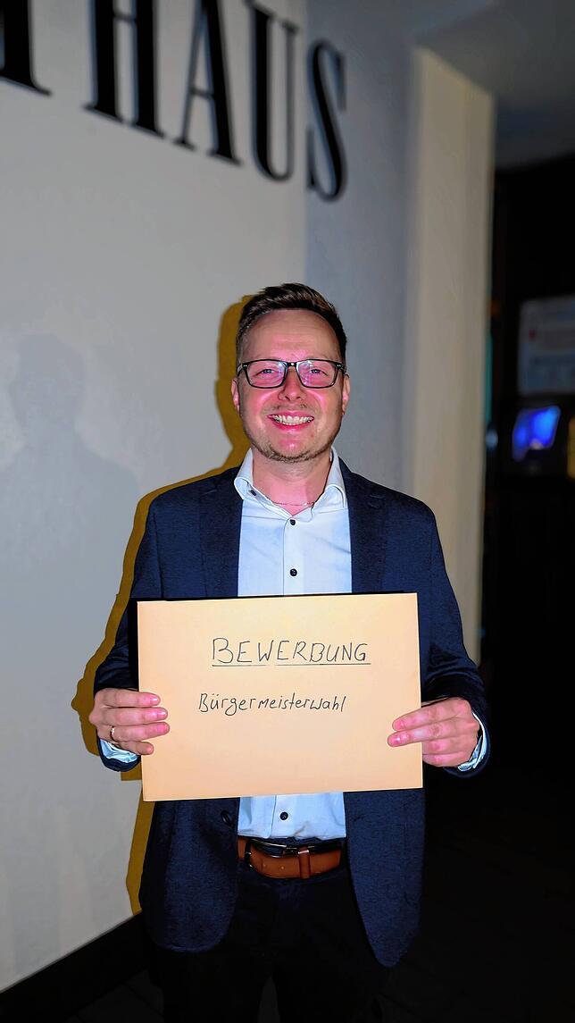 Manuel Strasser mit seiner Bewerbung kurz vor Mitternacht vor dem Daisendorfer Rathaus.