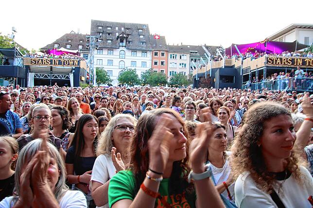 Viele Besucher bei Nelly Furtado und Joya Marleen beim Festival Stars in Town auf dem Herrenacker inmitten der Schaffhauser Altstadt.