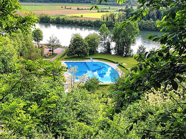 Blick von der Waldeckstraße auf das Freibad Waldshut. Wenn es nach den Stadtwerken geht, soll das Bad ab Frühjahr 2021 saniert werden.