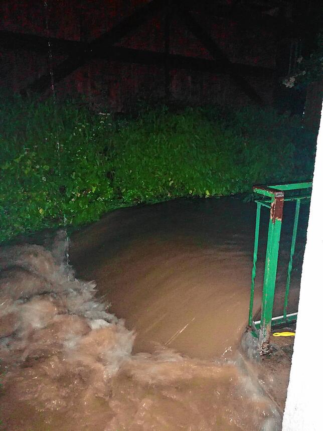 Eigentlich ein harmloses Bächlein: Der Riedgraben entwickelte sich aufgrund der Unwetter zum reißenden Fluss.