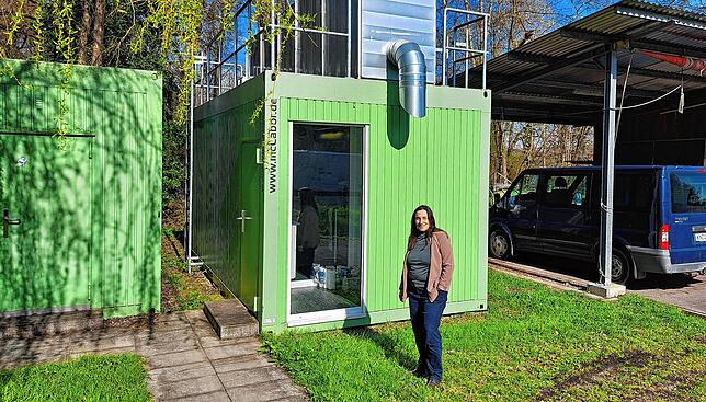 Laura Epp vor dem Container, in dem unter strengen Hygienevorschriften die alte DNA untersucht wird.