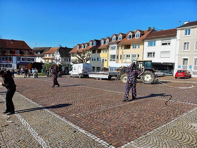 Bild 8: Narrenbaumfällen 2025 in Markdorf sorgt für närrische Stimmung