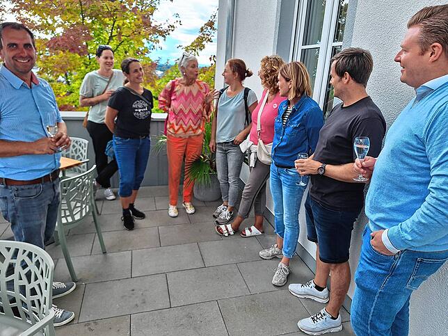 Auf der Terrasse des „Adler“, die allen Appartementgästen zur Verfügung steht, treffen sich die Premierengäste mit David Dilpert (links) ...