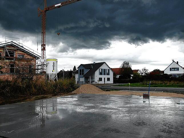 Die dunklen Wolken ziehen vorüber: Bauplätze am Eichweg. Das Wohngebiet gehört zu den Mooser Zukunftsprojekten, die optimistisch stimmen.