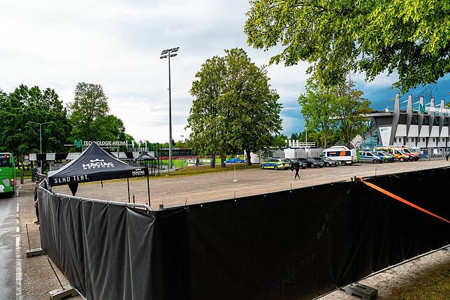 Ein ganz klein wenig Sicht gibt es anfangs. Aber selbst dieser kleine Durchblick wird bei Spielbeginn noch mit den Bussen zu geparkt.