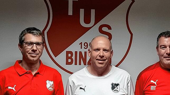 Bekanntes Gesicht: Die sportliche Leitung des TuS Binzen, Tobias Jehle (links) und Matthias Tschöp (rechts), freut sich, dass Daniel ...