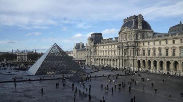 Der Louvre ist das größte Kunstmuseum der Welt nach Fläche.