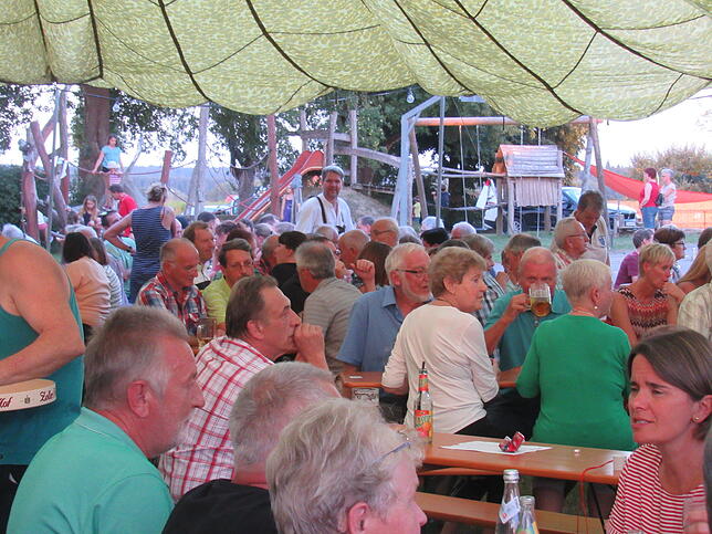 Bild 4: Bilder: Heißes Sommerfest in Engelswies mit Blaskapelle Peng