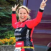 Ina Schulz von Mengens Triathleten freut sich beim Zieleinlauf.