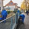 Spezialisten der Schadstoffentsorgungsfirma TIS aus Aach sammeln schädliche Asbestteilchen von Grundstücken und Straße im Uferweg, die ...