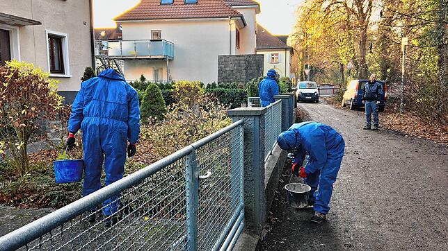 Spezialisten der Schadstoffentsorgungsfirma TIS aus Aach sammeln schädliche Asbestteilchen von Grundstücken und Straße im Uferweg, die ...