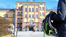 (Symbolbild) Blick auf das Polizeigebäude am Benediktinerplatz in Konstanz. Wenn man dort vorgeladen ist, sollte man nüchtern kommen ...