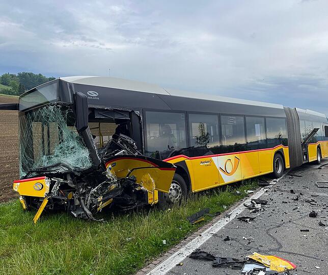 Der Postbus ist vorne völlig demoliert.