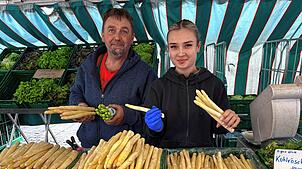 Michael Glaser und seine Mitarbeiterin Riana Schmied zeigen den frisch gestochenen Spargel von der Höri.