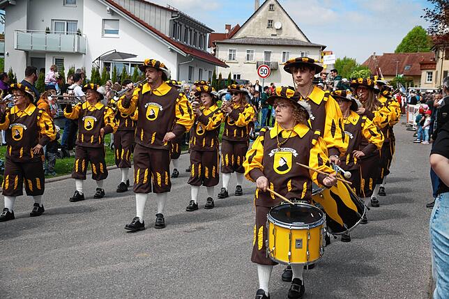 Bild 28: Gute Stimmung beim Jubiläumsumzug des Musikvereins Liggersdorf im Rahmen des Bezirksmusikfestes