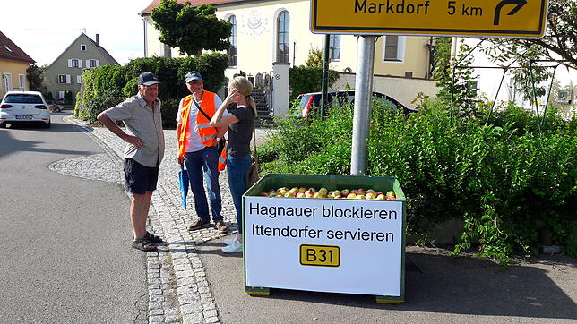 Heinrich Wegis, Peter Brause und Karin Scherzinger von der IVI vor einer Kiste mit Äpfeln – „Hagnauer blockieren, ...