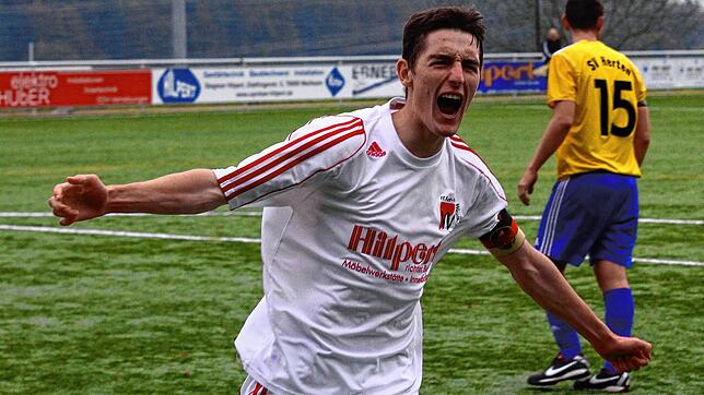 Nervenstark: Kurz vor Spielende verwandelte Michael Emmerich einen Strafstoß zum 2:1-Sieg des FC RW Weilheim beim FC Hochrhein.