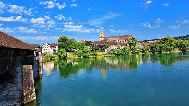 Der Blick auf Bad Säckingen mit dem Münster und der Holzbrücke.