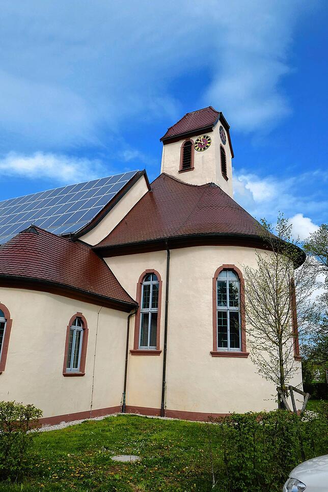 Die evangelische Kirche Oberbaldingen wurde während der Corona-Zeit aufwändig renoviert. Sie wurde in der Beampelung mit der Farbe ...