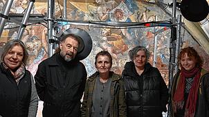 Die Restauratoren vor ihrem Werkstück (von links): Silke Schick, Raymond Bunz, Karin Bunz, Claudia Coenen und Anne Grüninger. Die grauen ...
