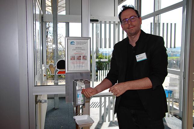 Die Desinfektion der Hände gehört für Chefarzt Stefan Bushuven weiterhin zum Alltag.