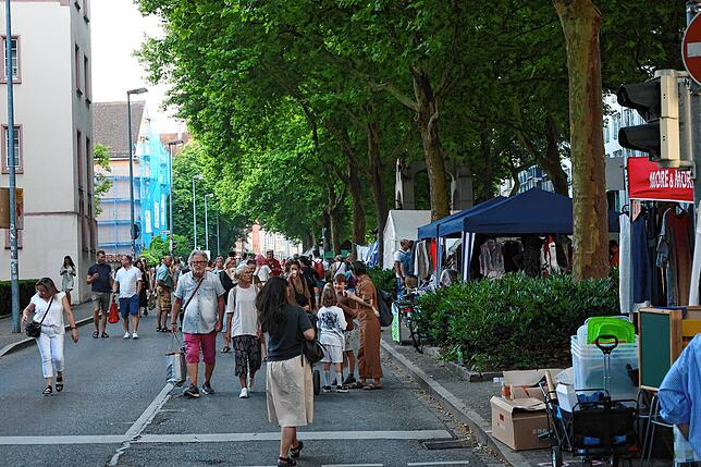 Bild 23: Die Massen strömen zum großen Flohmarkt. Hier gibt‘s die Fotos aus Konstanz