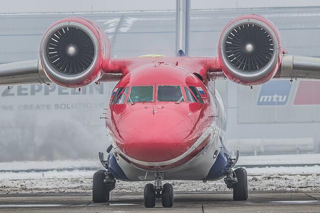 Die Antonov An-74-200 ist ein ungewöhnlicher Schulterdecker, bei dem die Triebwerke über den Tragflächen montiert sind. Niemand weiß, ...