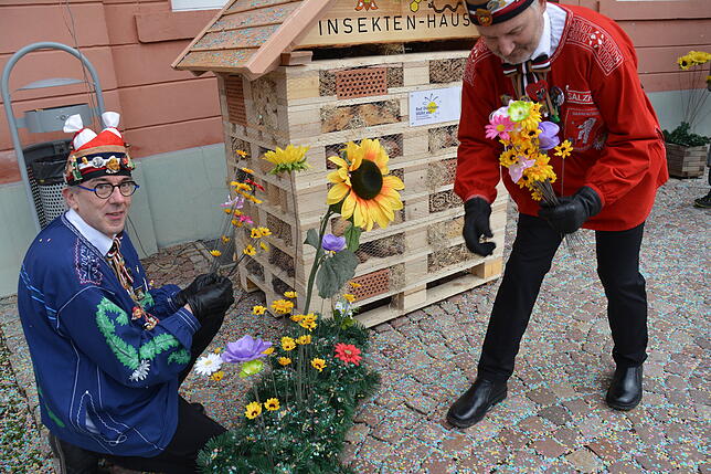 Die Narrenzunftoberen, hier Zeremonienmeister Klaus Götz (links) und Zeugwart Jürgen Rebholz, müssen zeigen, dass sie Blumen pflanzen ...