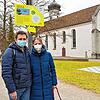 Christine Herr und Heiko Stärk aus Singen haben den Erlebnispfad bereits erkundet. Hier stehen sie am Startpunkt, dem Mögginger Marktplatz.