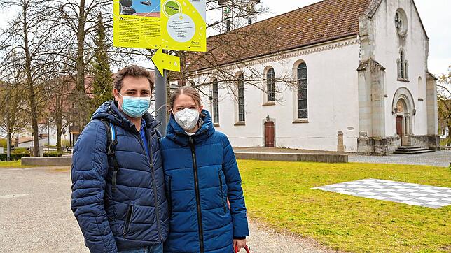 Christine Herr und Heiko Stärk aus Singen haben den Erlebnispfad bereits erkundet. Hier stehen sie am Startpunkt, dem Mögginger Marktplatz.