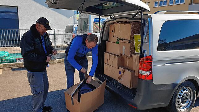 In insgesamt fünf Transporter haben die Helfer die Spenden aus Meßkirch, Pfullendorf und Riedlingen verladen. Außerdem wurde ein ...