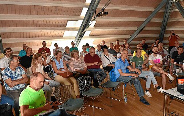 Der Ratssaal war voll. Nach Beginn füllten sich alle freien Plätze.