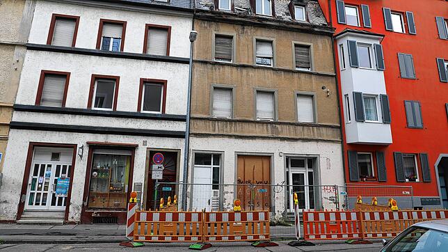 Das Haus in der Markgrafenstraße 10 wurde am Donnerstag, 24. Oktober, zwangsversteigert. Es ist das mittlere Gebäude auf diesem Bild. ...