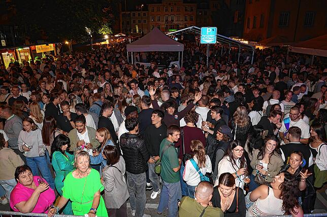 Bild 1: Sonne, Wein und gute Laune - hier gibt es die schönsten Fotos vom Weinfest 2025