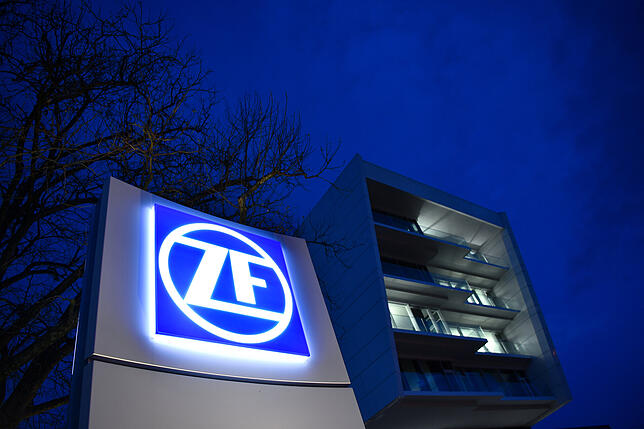 ZF-Logo vor Friedrichshafener Zentrale: In der Abgassache ermitteln Staatsanwälte noch. In den USA neigt sich die Entwicklung zum Guten.
