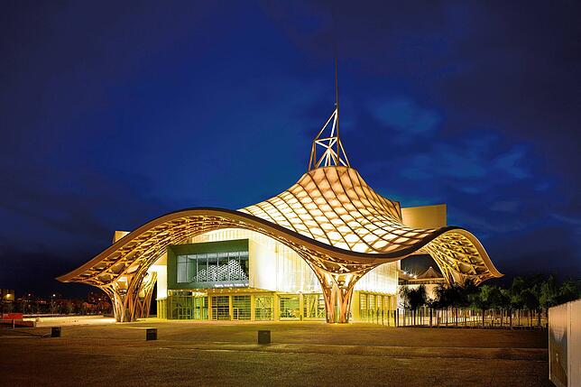 Das Centre Pompidou in Metz, geplant vom japanischen Stararchitekten Shigeru Ban, gebaut von Holzbau Amann. An diesem Gebäude gibt es ...