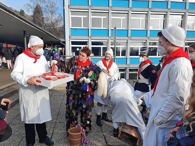 Bevor die Geltentrommler zusammen mit Hansele und Ranzengardisten die Kindergärten und Schulen befreien, müssen sie sich mehlen.