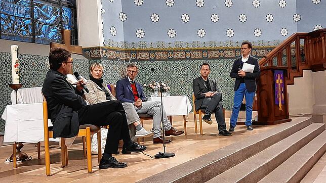 Sie vertreten auf dem Podium ihre Positionen (von links): Palliativmediziner Michael Kurz, Patientin Reinhild Kappes, SPD-Politiker Lars ...