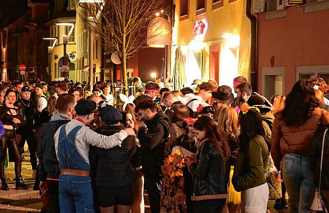 Die Villinger Färberstraße ist an Fastnacht ein Anziehungspunkt zahlreicher junger Leute. Diese Aufnahme stammt von der Fasnet 2023.