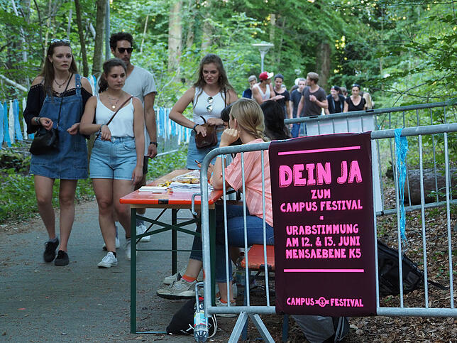 19:46 Uhr: Immer mehr Leute kommen aufs Festivalgelände. Plakate erinnern daran, dass die Studenten der Uni Konstanz bei einer ...
