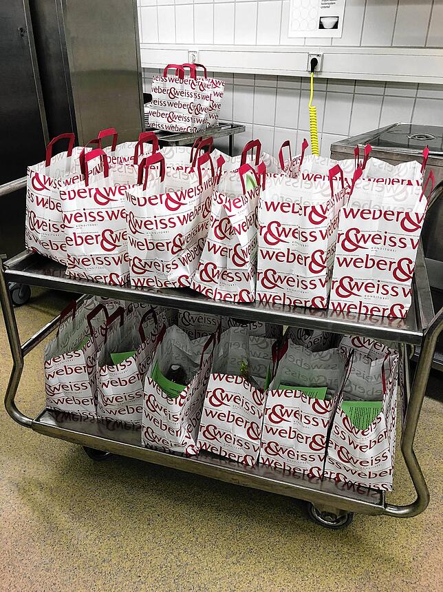 Mit 35 Tüten leckeren schokoladigen Ostergrüßen bedankte sich die Häfler Konditorei „Weber & Weiss“ bei den Mitarbeitern des ...